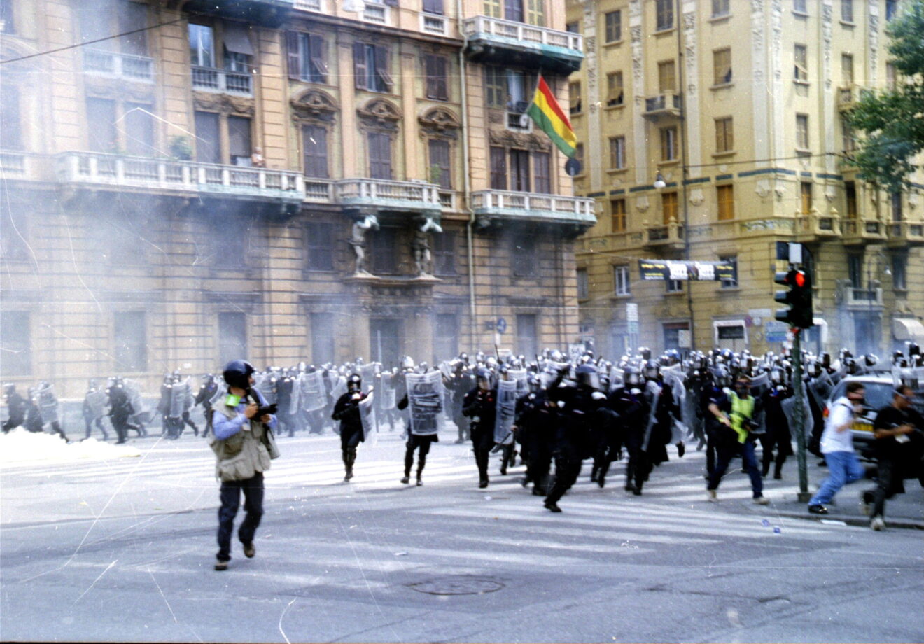 Genova-G8_2001-Carica_della_polizia-1320x920